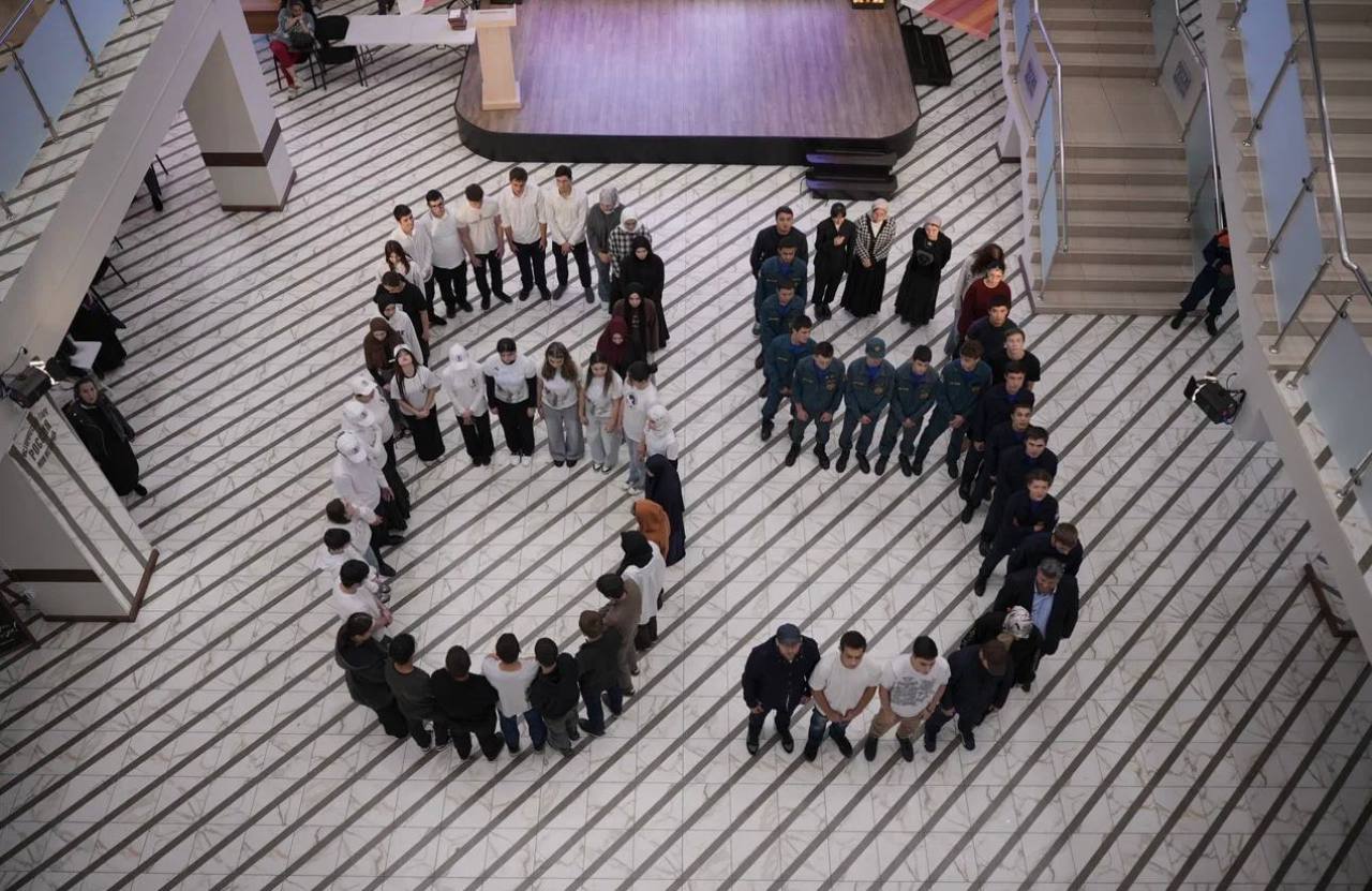 Cтуденты ЧПОУ "Колледж ГО и ЧС" приняли участие в патриотическом флешмобе